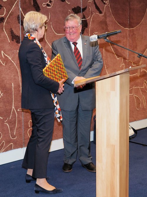 Photo : La présidente centrale Corina Eichenberger -Walther prend congé de Rolf Koch en tant que membre du CC.
