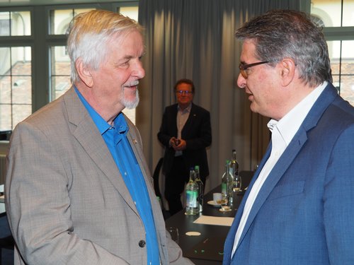 Photo : Dr Jean A. Neyroud, vice-président de l'ASI, en conversation avec le membre du CC nouvellement élu, Dr. iur. Reto Schiltknecht .