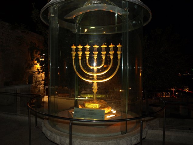 Derrière le verre se trouve la menorah à l'escalier du quartier juif au mur des lamentations